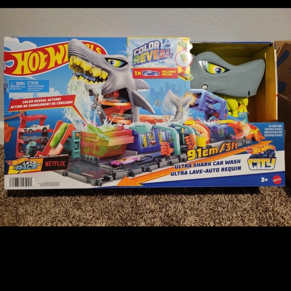 Hot Wheels Color Reveal Ultra Shark Car Wash Playset